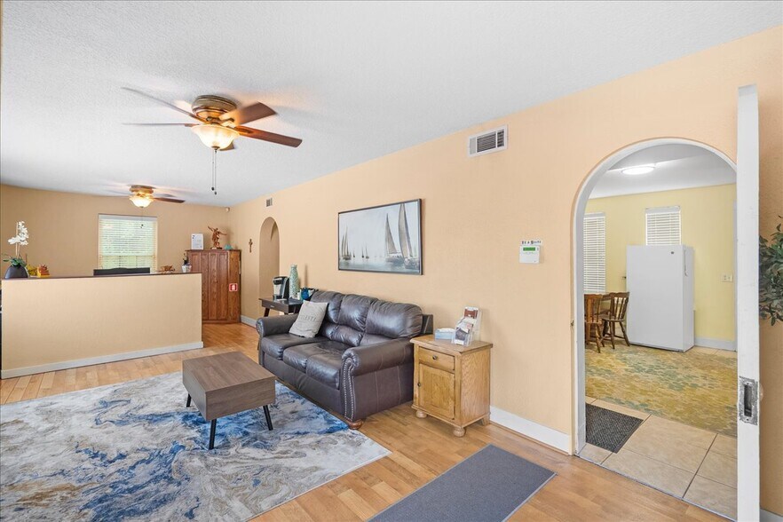 More Photos Of 15325 North Main St, Jacksonville Flex For Sale