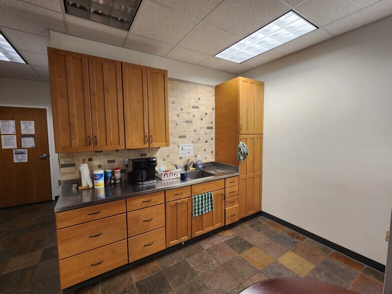 More Photos Of 1020 James Dr, Hartland Light Manufacturing For Lease