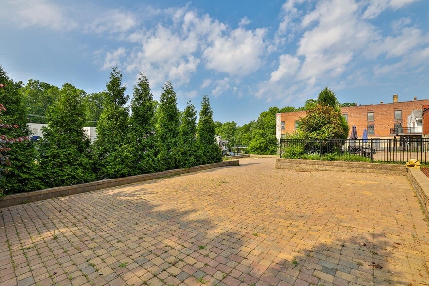 More Photos Of 2007 Madison Rd, Cincinnati Storefront For Sale