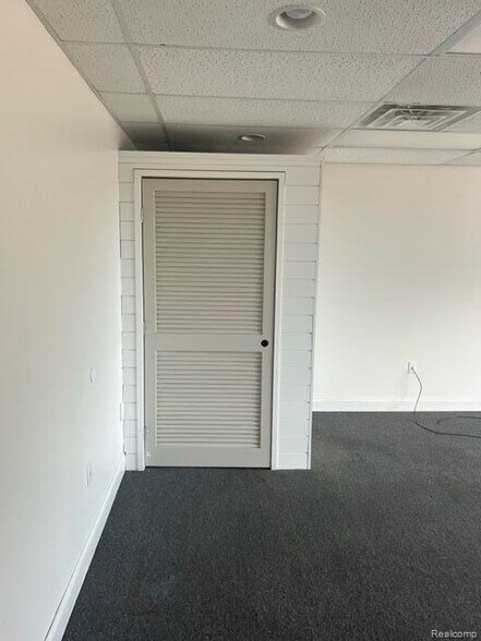 More Photos Of 1323 E Main St, Flushing Light Manufacturing For Sale