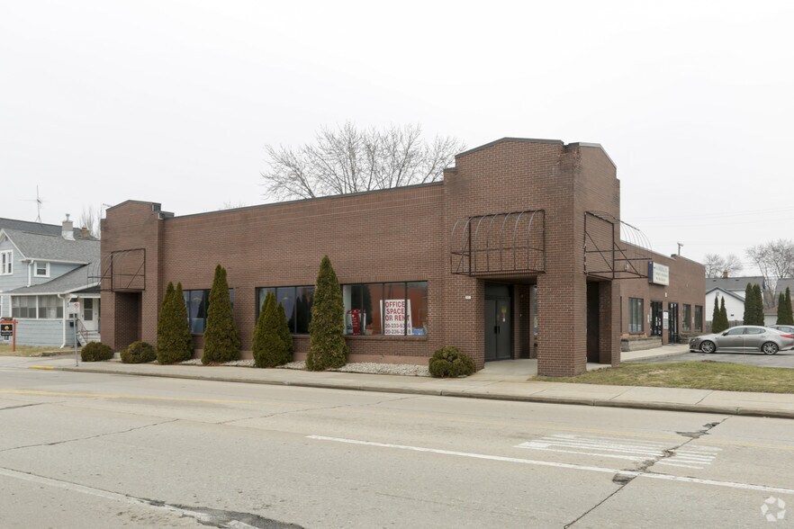 More Photos Of 10 E Irving Ave, Oshkosh Medical For Lease