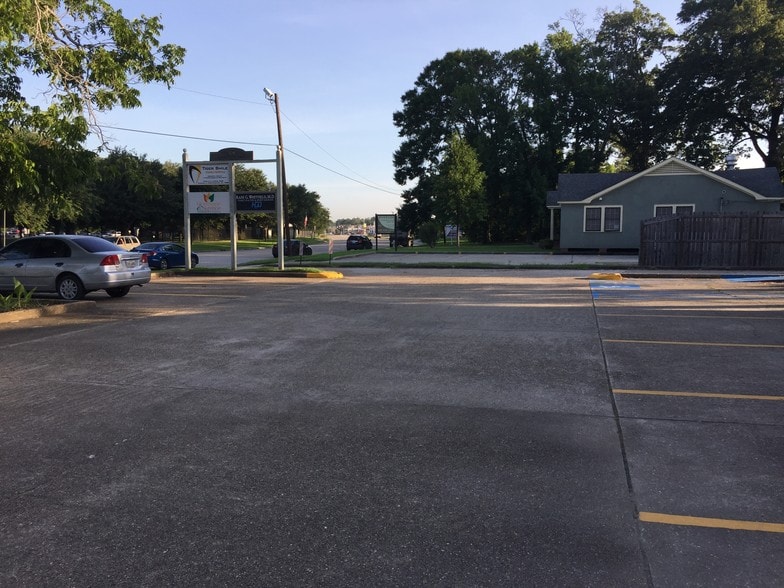 More Photos Of 429 E Airport, Baton Rouge Office For Sale