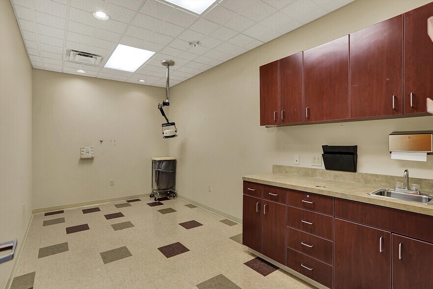 More Photos Of 711 W Gardner Dr, Marion Medical For Sale