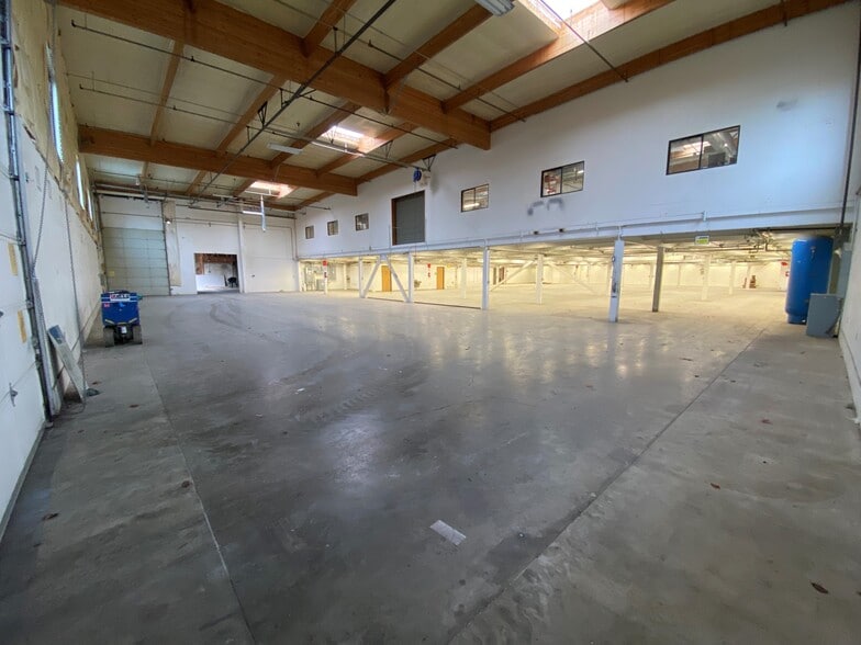 More Photos Of 10189 SW Avery St, Tualatin Manufacturing For Lease