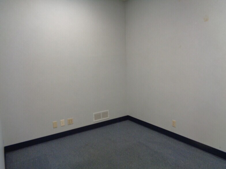 More Photos Of 3903-3913 S Lynn Ct, Independence Office For Sale