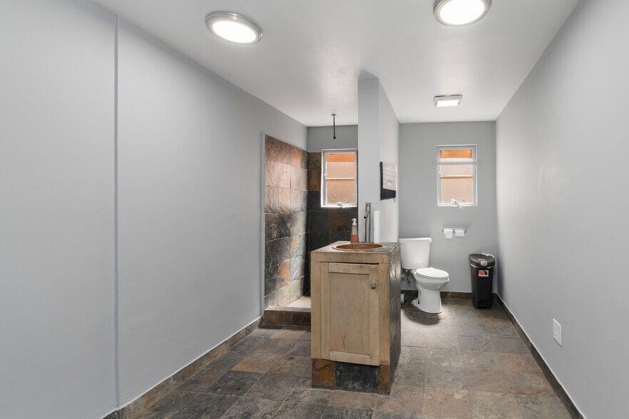 More Photos Of 821 W Olive St, Inglewood Warehouse For Lease