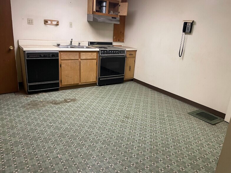 More Photos Of 1063 E Parkway South, Memphis Flex For Sale