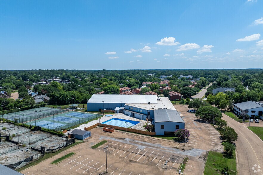 More Photos Of 46 Northtown Dr, Jackson Fitness Center For Lease