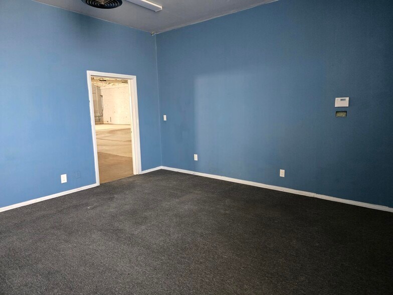 More Photos Of 2015 N Lincoln St, Burbank Manufacturing For Lease