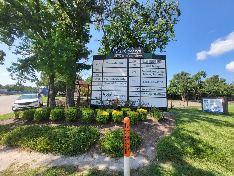 More Photos Of 211-285 W Airtex Blvd, Houston Light Distribution For Lease