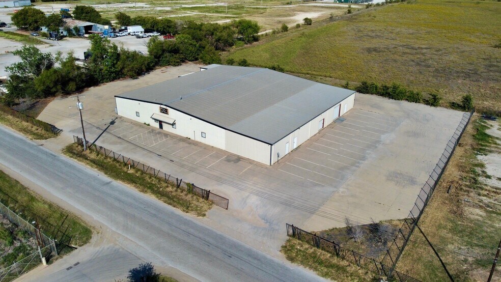 More Photos Of 10100 Hicks Field Rd, Fort Worth Warehouse For Sale