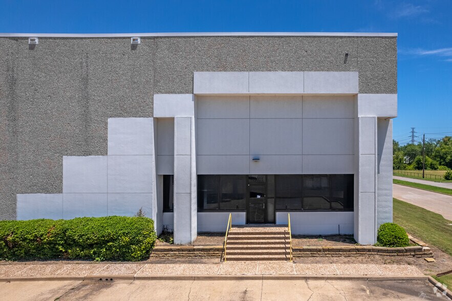 More Photos Of 8901 Forney Rd, Dallas Warehouse For Lease