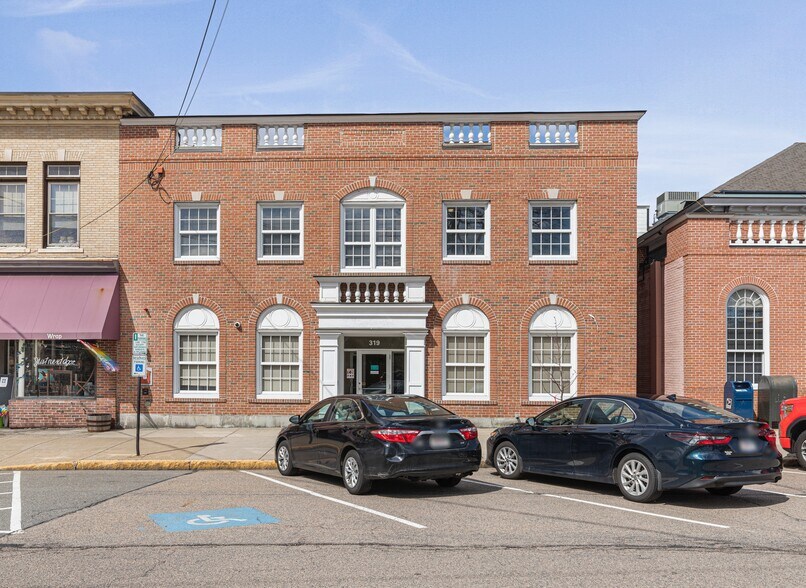 Primary Photo Of 319 Auburn St, Newton Medical For Lease
