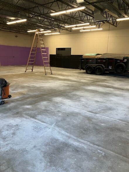 More Photos Of 34 Lark Industrial Pky, Greenville Light Distribution For Lease