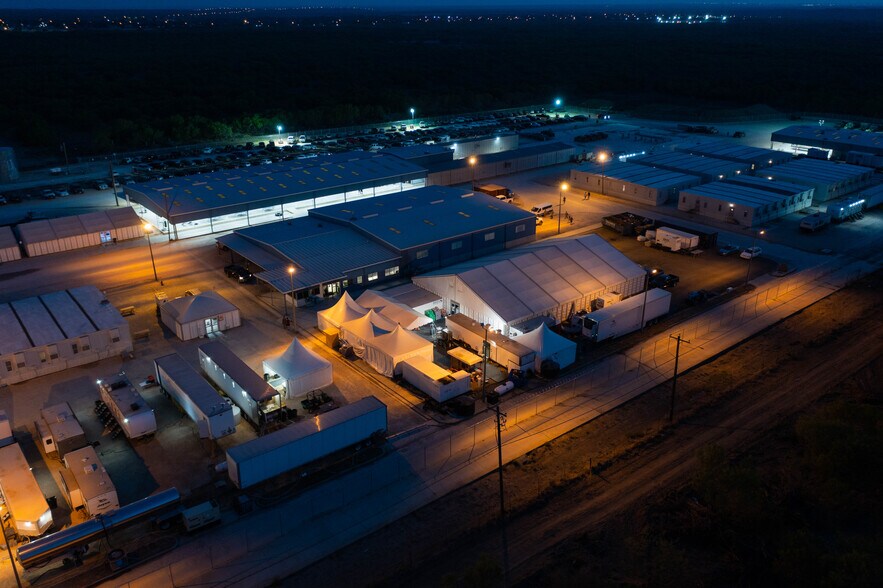 More Photos Of 7402 S US Highway 83, Laredo Warehouse For Lease