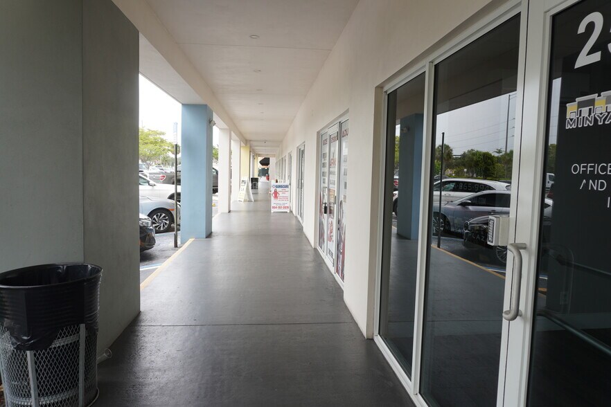 More Photos Of 2520-2650 N University Dr, Sunrise Unknown For Lease