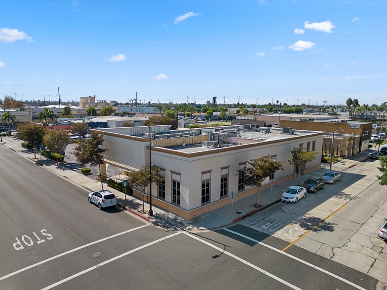 More Photos Of 11101 La Reina Ave, Downey Bank For Lease