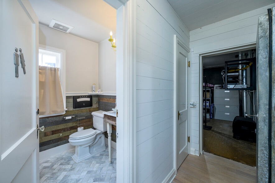 More Photos Of 636 NE Baker St, Mcminnville Freestanding For Sale