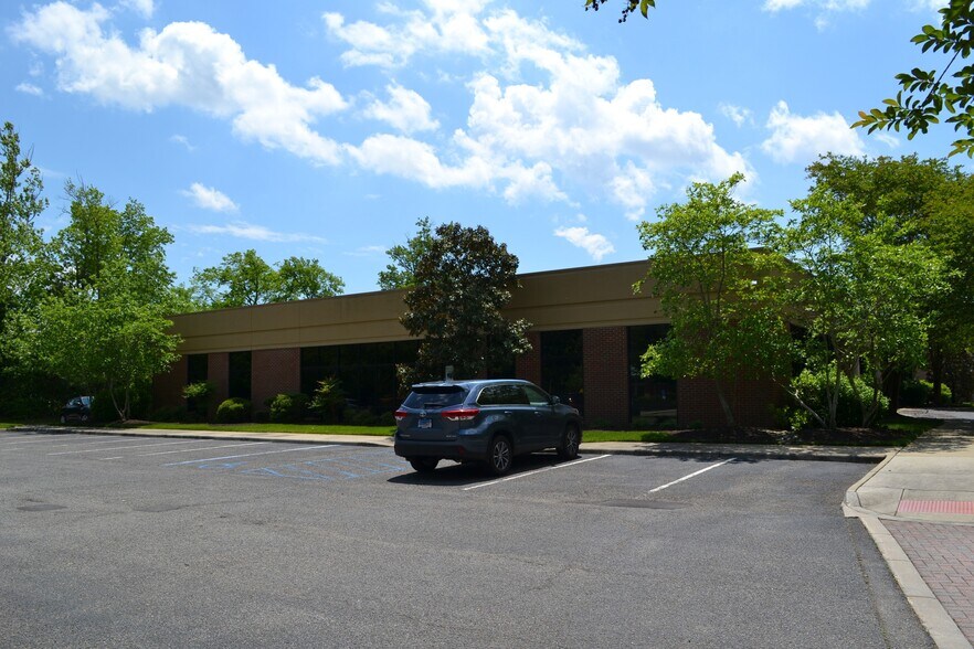 More Photos Of 21 Manhattan Sq, Hampton Office For Sale