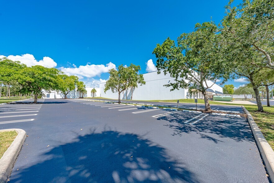 More Photos Of 5255 NW 159th St, Miami Lakes Distribution For Lease