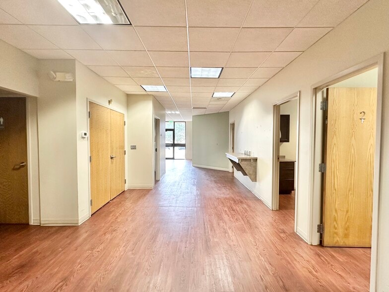 More Photos Of 9711 Valparaiso Dr, Munster Medical For Lease