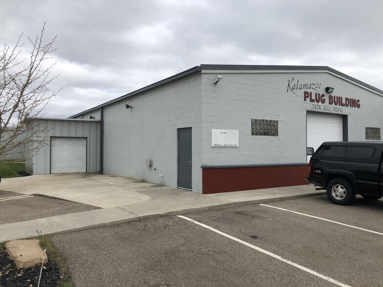 More Photos Of 7878 Gull Rd, Richland Warehouse For Lease