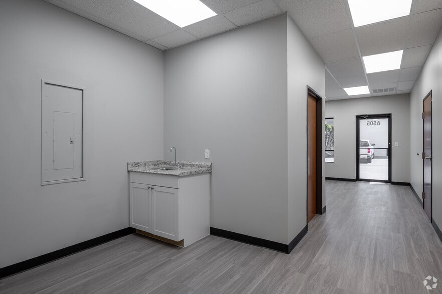 More Photos Of 501 W Powell Ln, Austin Unknown For Lease