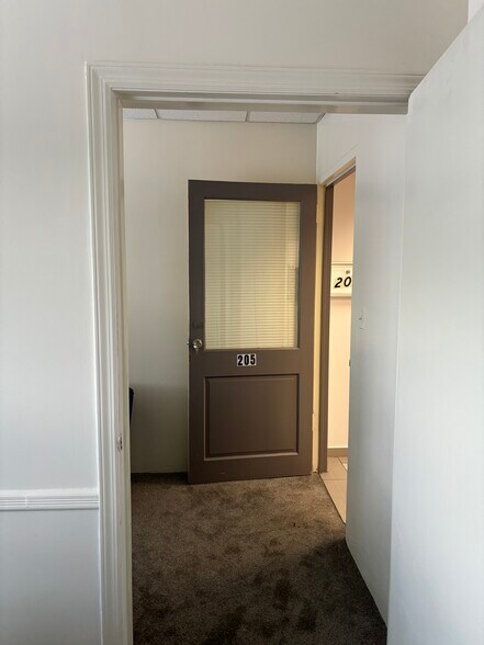 More Photos Of 220 Old Country Rd, Mineola Office For Lease