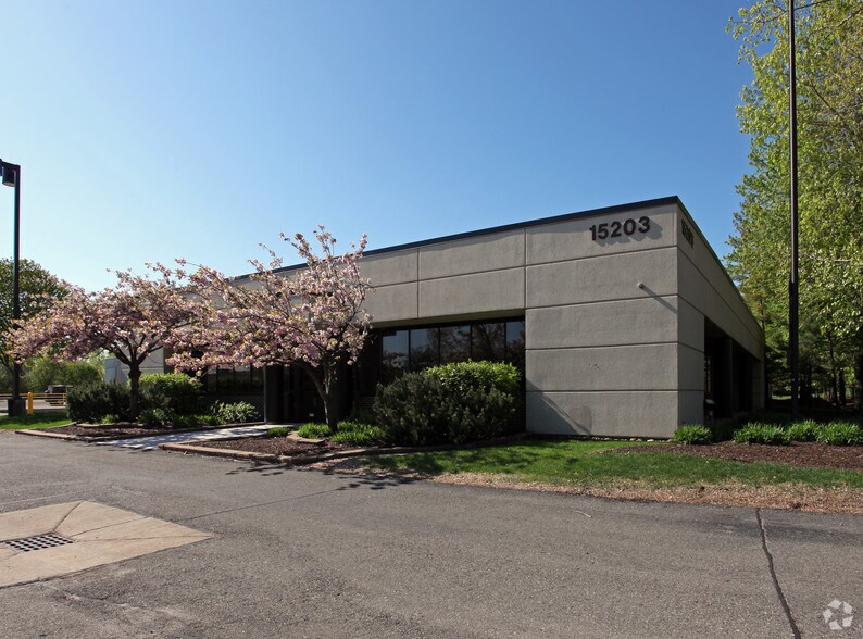 More Photos Of 15203 S Commerce Dr, Dearborn Manufacturing For Lease