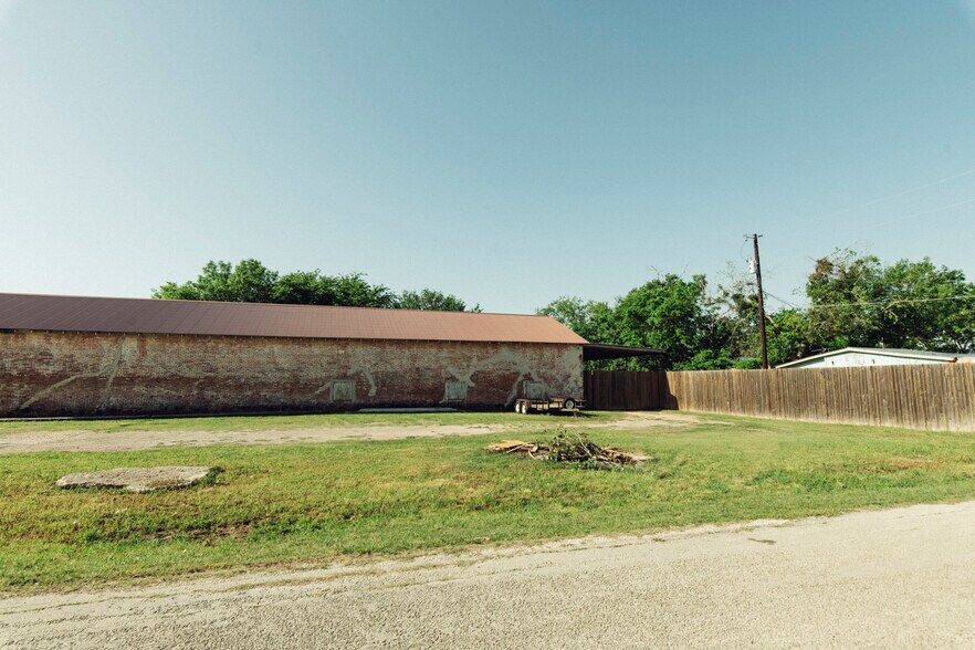 More Photos Of 75 Main St, Maxwell Warehouse For Lease