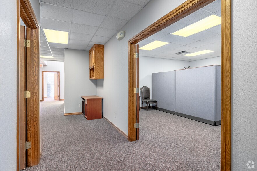 More Photos Of 2421 Wilcox Dr, Norman Office For Sale