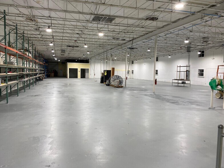 More Photos Of 1705-1707 W 32nd Pl, Hialeah Warehouse For Lease