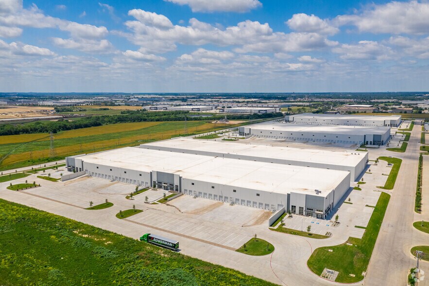 More Photos Of 6601 Oak Grove Rd, Fort Worth Unknown For Lease