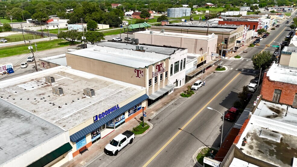 More Photos Of 209 N Washington St, Beeville Bar For Sale