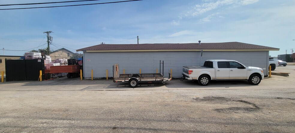 More Photos Of 250 Lavon Dr, Garland Industrial For Sale