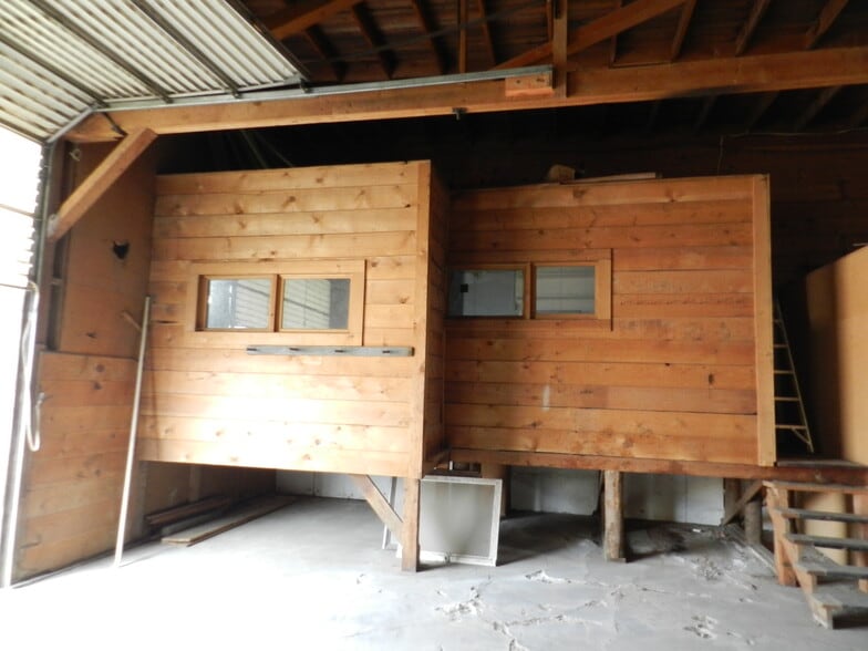 More Photos Of 104 Challis St, Salmon Warehouse For Sale