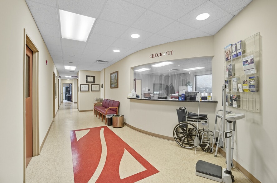 More Photos Of 916-920 W Market St, Lima Medical For Lease