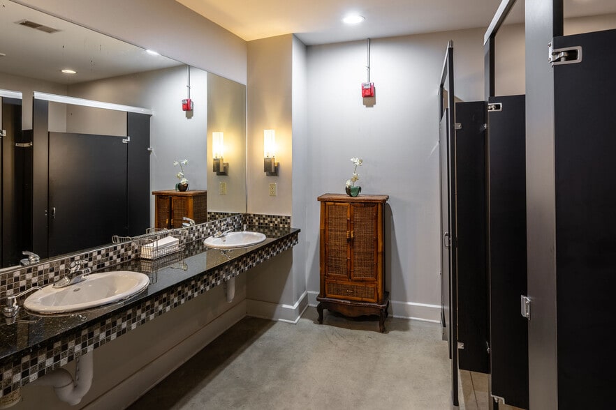 More Photos Of 632 Russell St, Covington Research And Development For Lease