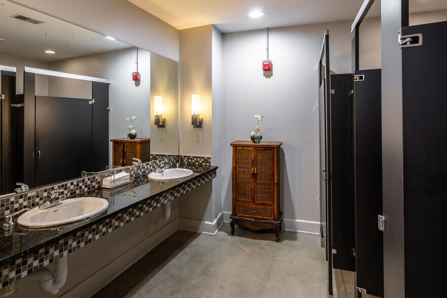 More Photos Of 632 Russell St, Covington Research And Development For Sale