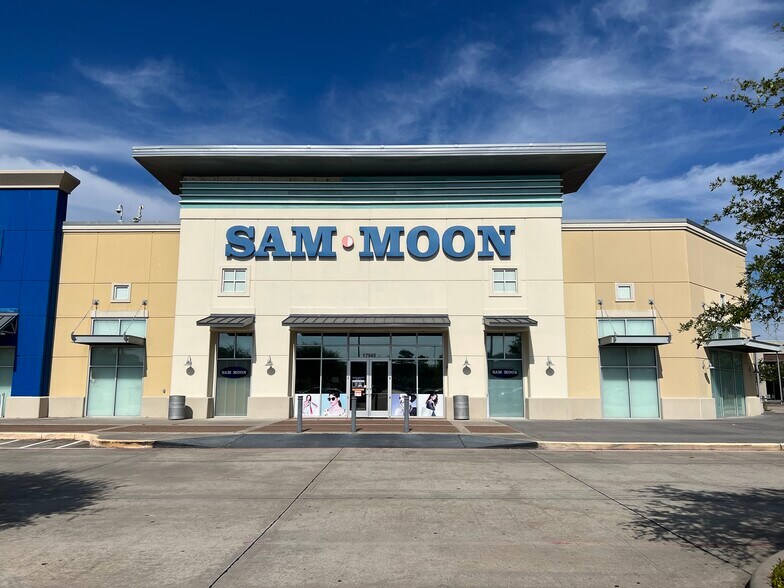 More Photos Of 17937-17945 I-45 S, Shenandoah Unknown For Lease