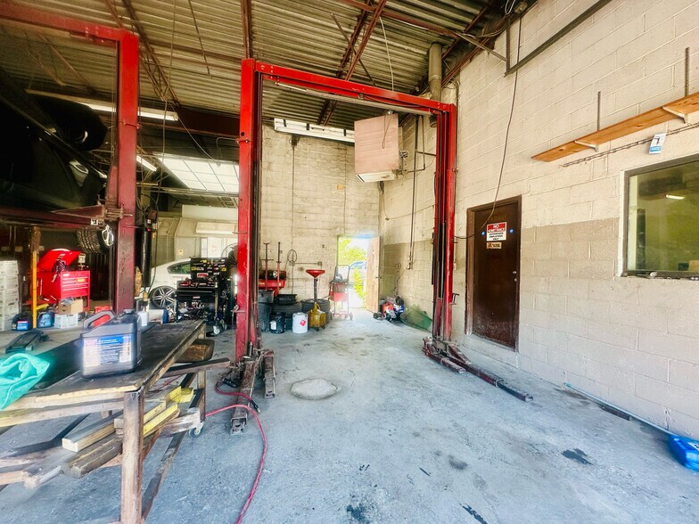 More Photos Of 2405 22nd St NE, Washington Auto Repair For Sale