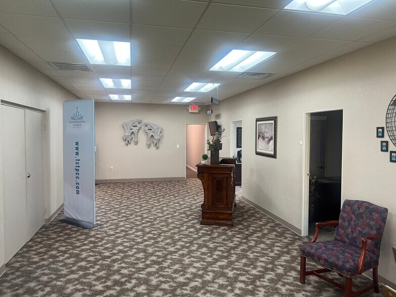 More Photos Of 1209 W Oak St, Collinsville Religious Facility For Sale