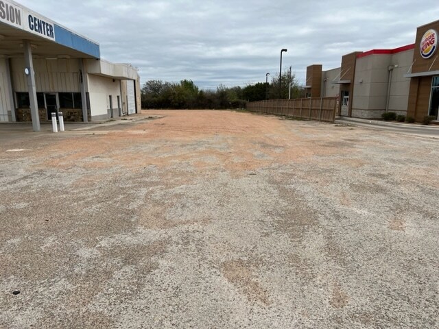 More Photos Of 2001 S Bridge St, Brady Office For Sale