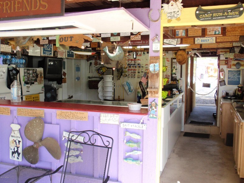 More Photos Of 217 Butler Dr, Satsuma Trailer Camper Park For Sale