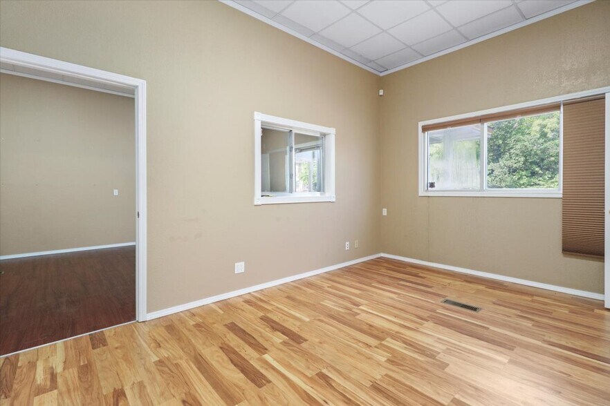More Photos Of 1006 Nettleton Avenue Ave, Thayer Office For Sale