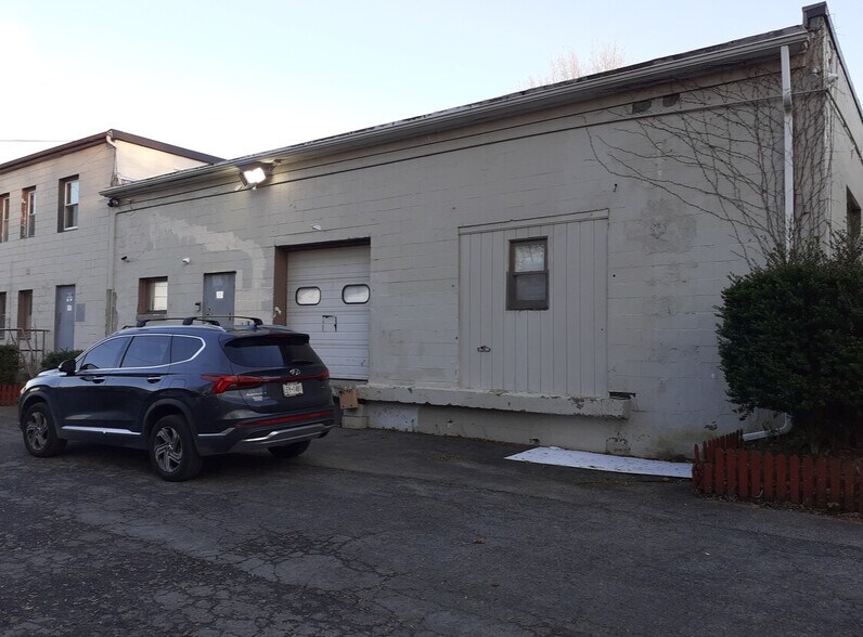 More Photos Of 31 Walnut St, New Windsor Township Warehouse For Lease