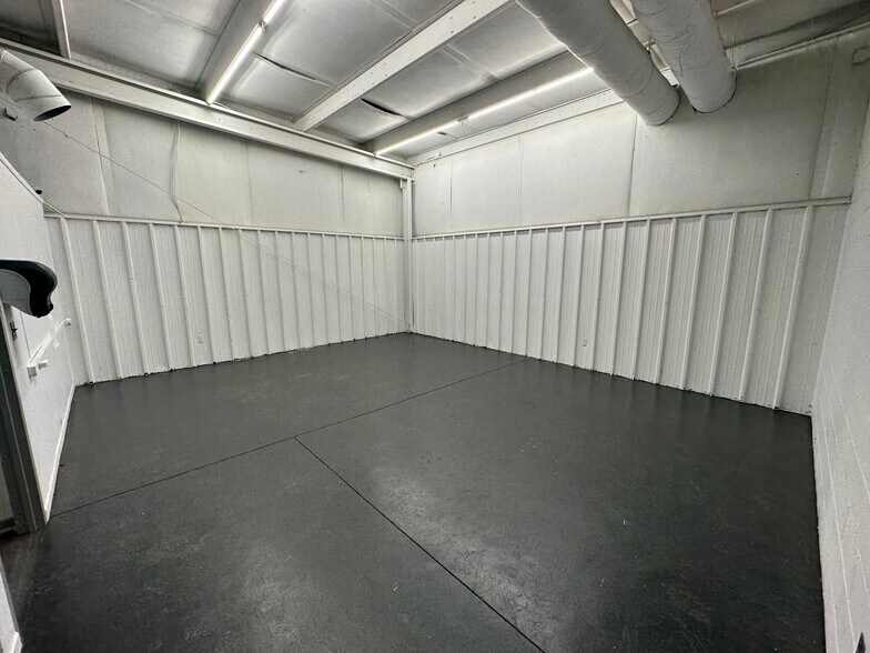 More Photos Of 100 Dixie Cir, Greenville Warehouse For Lease