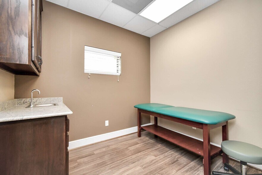 More Photos Of 620 S Peek Rd, Katy Medical For Sale