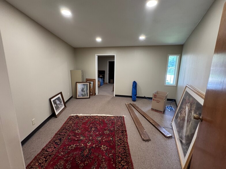 More Photos Of 1208 S Chestnut St, Lufkin Showroom For Sale
