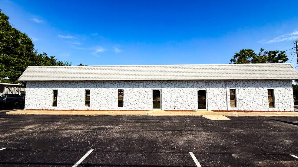 More Photos Of 14605 49th St N, Clearwater Light Distribution For Lease